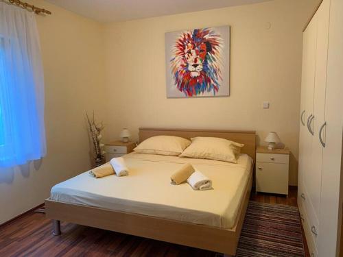 a bedroom with a bed with a painting on the wall at Tranquil verde in Matulji