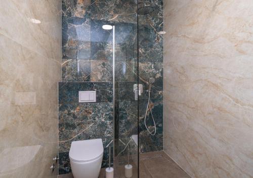 Bilik mandi di Luxury Villa Salt