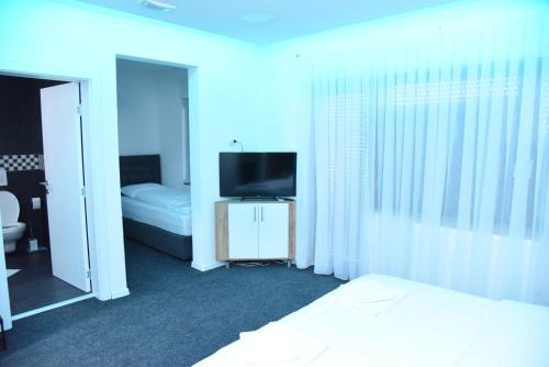 普里耶多尔Vb apartmani的一间有床和电视的卧室