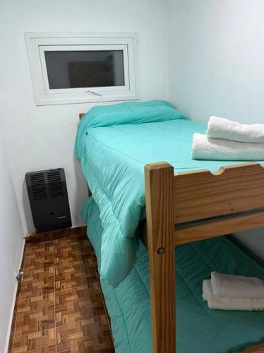 1 Schlafzimmer mit 2 Etagenbetten und einem Fenster in der Unterkunft depto Artigas in Tandil