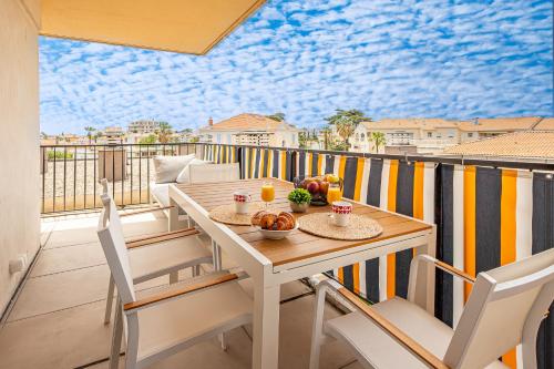 un balcon avec une table et des chaises sur un balcon dans l'établissement Cannes au Calme à 10 mn à pieds du centre, aperçue mer - Parking gratuit, à Cannes