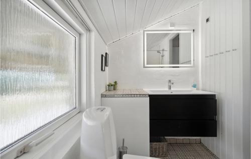 Ένα μπάνιο στο Cozy Apartment In Hemmet With Sauna