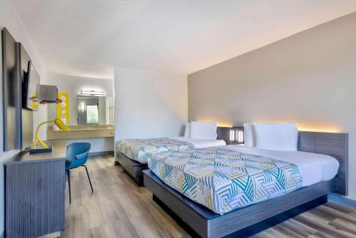 Habitación de hotel con 2 camas, escritorio y silla en Motel 6-Hammond, IN - Chicago Area en Hammond