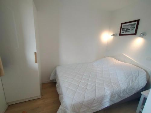 - une petite chambre avec un lit blanc dans l'établissement Appartement rénové pour 4 pers. avec balcon, Avoriaz centre, 30 m² - FR-1-633-67, à Morzine