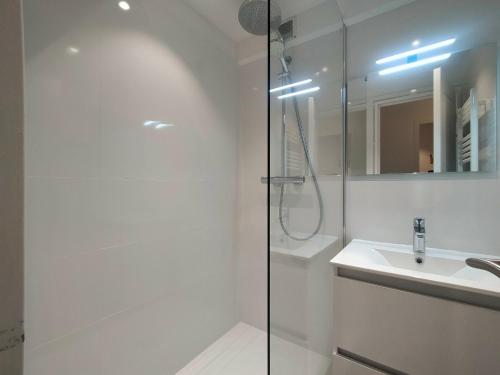 une salle de bain blanche avec une douche et un lavabo dans l'établissement Appartement rénové pour 4 pers. avec balcon, Avoriaz centre, 30 m² - FR-1-633-67, à Morzine