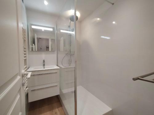 une salle de bain blanche avec un lavabo et une douche dans l'établissement Appartement rénové à Avoriaz, centre station, 4 pers, tout confort, balcon exposé sud - FR-1-633-68, à Morzine