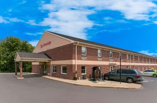 a building with a car parked in a parking lot at Econo Lodge Amish Country in Lancaster