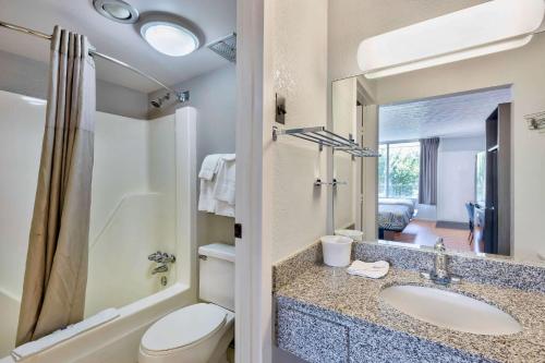 La salle de bains est pourvue d'un lavabo, de toilettes et d'un miroir. dans l'établissement Studio 6 Mount Jackson VA Shenandoah, à Mount Jackson