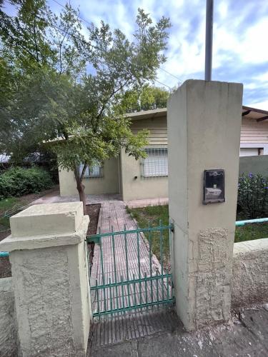 un frigorifero bianco posizionato davanti a un cancello di Bella vista a Saldungaray
