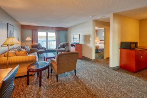 um quarto de hotel com um sofá e uma sala de estar em Anchor Inn and Suites em Campbell River