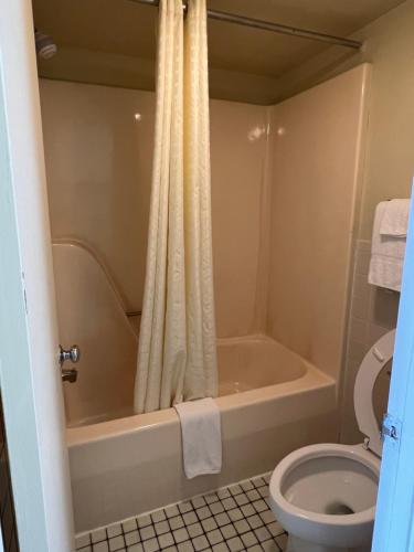 a bathroom with a bath tub and a toilet at Royal Inn Motel-Charlottesville in Charlottesville