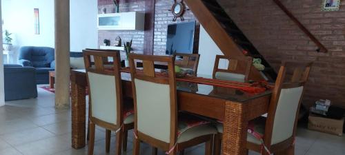 MAPU PATAGONIA في بويرتو مادرين: طاولة غرفة طعام مع كراسي وقمة منضدة