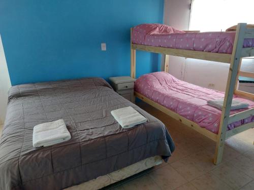 1 dormitorio con 2 literas y escalera en MAPU PATAGONIA en Puerto Madryn
