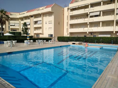 een zwembad voor een gebouw bij Brezza Marina Apartment in Trapani