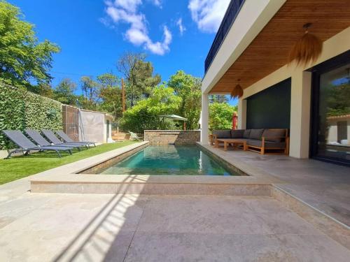 - une piscine dans l'arrière-cour d'une maison dans l'établissement VILLA AU COEUR DE L'HERAULT AVEC PISCINE ET SAUNA, à Saint-André-de-Sangonis