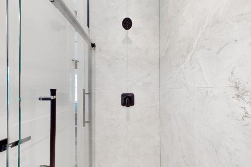 a bathroom with a shower with white marble walls at Cozy in Cascade in Cascade