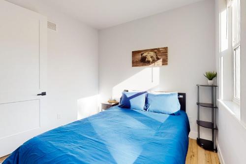 a bedroom with a bed with blue sheets at Cozy in Cascade in Cascade
