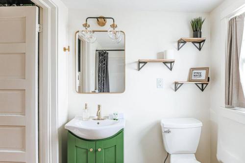 ein Badezimmer mit einem grünen Schrank und einem Waschbecken in der Unterkunft Mountain View Farmhouse in Luray, Family Friendly in Luray
