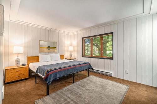 sypialnia z łóżkiem i oknem w obiekcie Maplewood w mieście Thompsonville