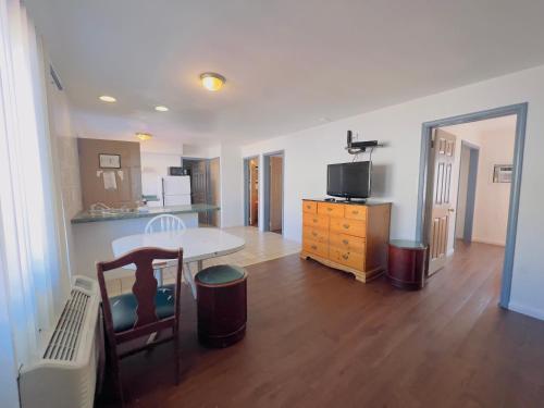 Η κουζίνα ή μικρή κουζίνα στο Shore Beach Houses - 52 - 405 Porter Avenue