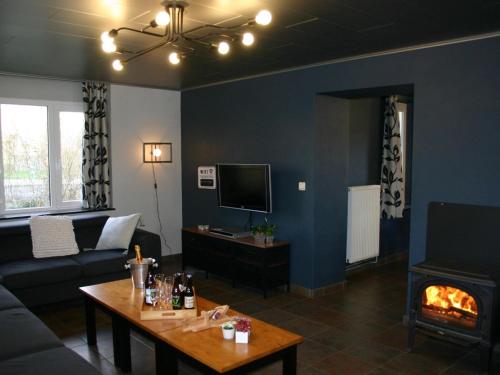 - un salon avec un canapé et une cheminée dans l'établissement Bedecked Holiday Home in Vielsalm with Sauna, à Vielsalm