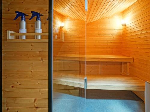 ヴィエルサルムにあるBedecked Holiday Home in Vielsalm with Saunaの木製サウナ(棚にボトル2本付)