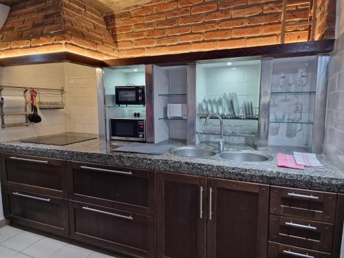 uma cozinha com dois lavatórios e uma bancada em Casa Nido em Icod de los Vinos