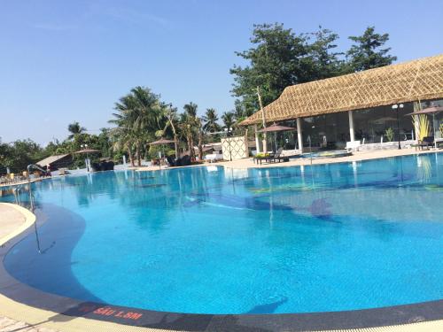 a large pool with blue water in a resort at Muong Thanh Luxury Can Tho Hotel in Can Tho
