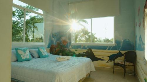 1 dormitorio con 1 cama con un mural de dinosaurios en la pared en Amazing Beachfront Villa - Palm House, en Punta Chame