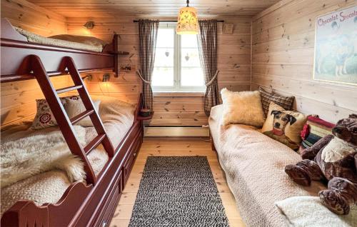 Pokój z 2 łóżkami piętrowymi i kanapą w obiekcie Nice Home In Veggli With Wifi w mieście Veggli