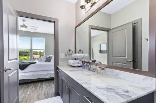 baño con lavabo y espejo grande en Luxury Buckhead Apartment en Atlanta