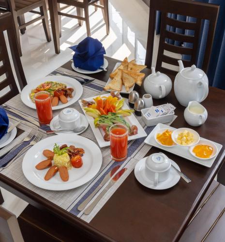 un tavolo con sopra piatti di cibo di Jeans Holiday Resort a Kandy