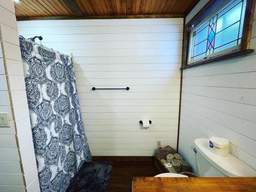 Ein Badezimmer in der Unterkunft Eagle Crest cabin, White river view with hottub