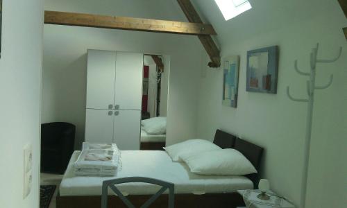 ein Schlafzimmer mit einem Bett und einem Stuhl darin in der Unterkunft Apartment Idyle in Bornheim