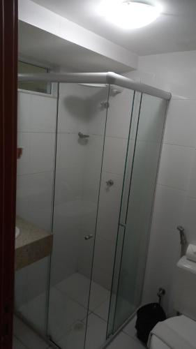 una ducha de cristal en un baño con inodoro en Israel Flat Tambaú - 213, en João Pessoa