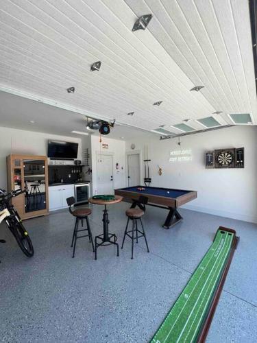 a room with a ping pong table and a ping pong ball at Moses Lake Golf Retreat @ Resorts At Moses Pointe in Moses Lake