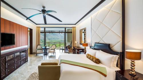 Televisyen dan/atau pusat hiburan di The St. Regis Sanya Yalong Bay Resort
