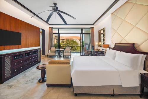 Katil atau katil-katil dalam bilik di The St. Regis Sanya Yalong Bay Resort