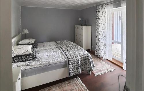 um quarto com uma cama, uma cómoda e uma janela em Gorgeous Home In Stora Mellsa With Kitchen em Stora Mellösa