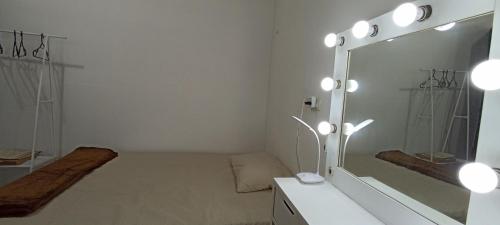 ein weißes Badezimmer mit einem Spiegel und einem Waschbecken in der Unterkunft Hostal Casa Azul, doble in Orizaba