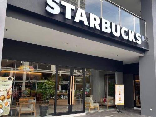Una señal de Starbuck al costado de un edificio en Niks Troika Homestay, en Kota Bharu