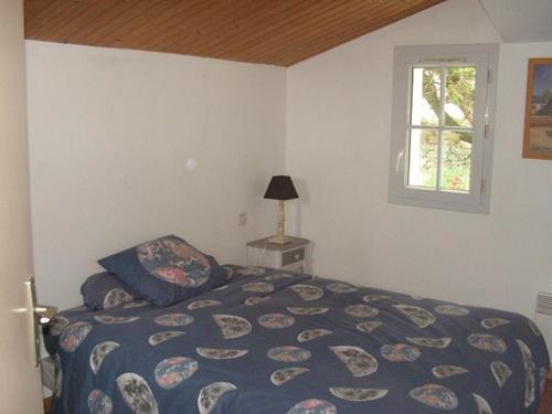 um quarto com uma cama e uma janela em Maison Noirmoutier-en-l'Île, 4 pièces, 6 personnes - FR-1-224B-201 em Noirmoutier-en-l'lle