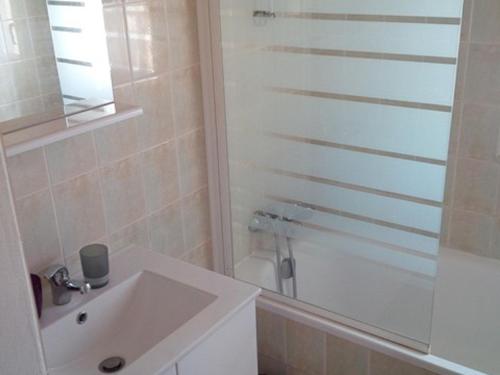 uma casa de banho com um lavatório branco e um chuveiro em Maison Noirmoutier-en-l'Île, 4 pièces, 6 personnes - FR-1-224B-201 em Noirmoutier-en-l'lle