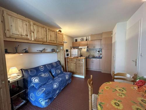 un salon avec un canapé et une cuisine dans l'établissement Appartement calme 4 pers proche plage avec terrasse et parking - Saint-Jean-de-Monts - FR-1-224C-259, à Saint-Jean-de-Monts