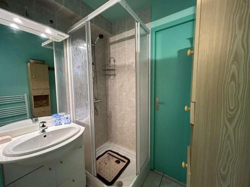 une salle de bain avec un lavabo et une douche dans l'établissement Appartement calme 4 pers proche plage avec terrasse et parking - Saint-Jean-de-Monts - FR-1-224C-259, à Saint-Jean-de-Monts