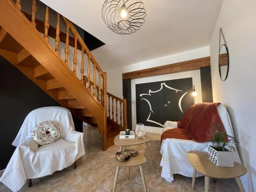 uma sala de estar com duas cadeiras e uma escada em Gîte Saligny-sur-Roudon, 3 pièces, 5 personnes - FR-1-489-461 em Saligny-sur-Roudon