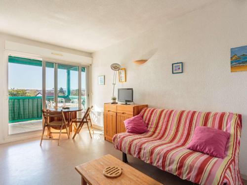 Photo de la galerie de l'établissement Appartement à Anglet avec Terrasse, Proche Plages et Commerces, Piscine et Parking - FR-1-3-592, à Anglet