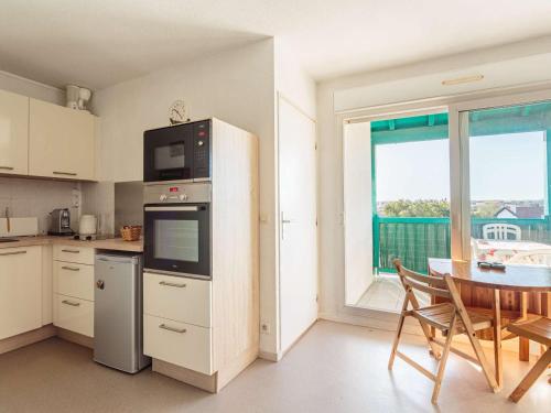 Photo de la galerie de l'établissement Appartement à Anglet avec Terrasse, Proche Plages et Commerces, Piscine et Parking - FR-1-3-592, à Anglet