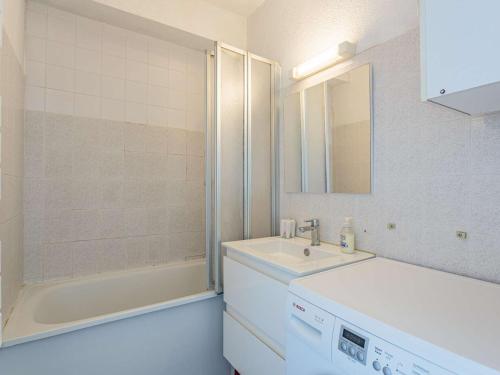 ein Badezimmer mit einem Waschbecken und einer Badewanne in der Unterkunft Appartement Anglet, 2 pièces, 4 personnes - FR-1-3-592 in Anglet