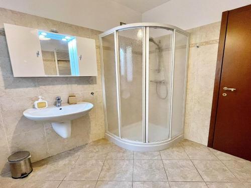 bagno con doccia e lavandino di Belvilla by OYO Landman Apartment a Larciano